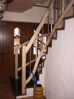 Treppengeländer auf Steintreppe mit Geländerstäben in Holz und Edelstahl